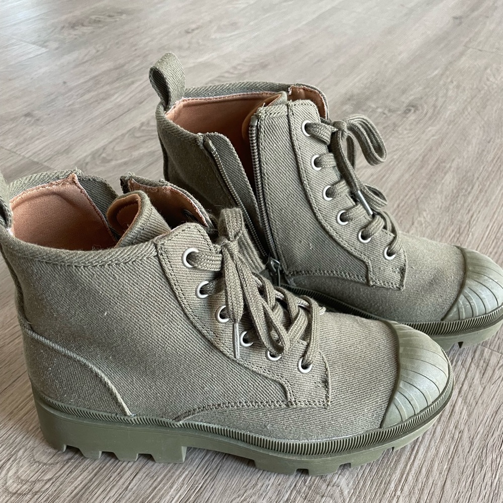 Universal Thread lugsole booties